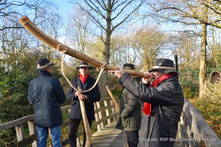 Boekpresentatie en Winterdag in de Hortus: Wethouder Ruiter ontvangt eerste exemplaar van 20 Parels van Hortus Alkmaar