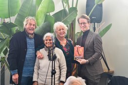 Boekpresentatie en Winterdag in de Hortus: Wethouder Ruiter ontvangt eerste exemplaar van 20 Parels van Hortus Alkmaar