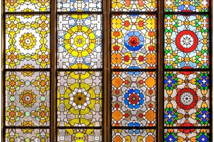 Grote Kerk vereeuwigt regenbooggemeenschap in het Grote Raam