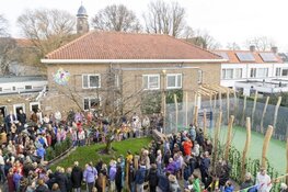Van tegelwoestijn naar natuur- en speeloase: St. Adelbertus opent gezond schoolplein