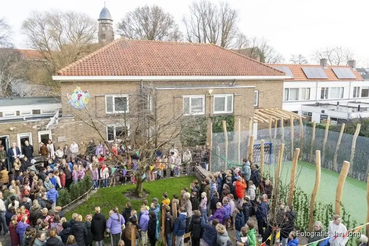 Van tegelwoestijn naar natuur- en speeloase: St. Adelbertus opent gezond schoolplein
