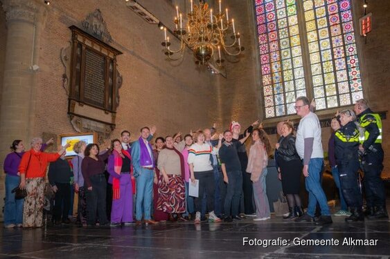 Paarse Vrijdag in Alkmaar: Regenbooggemeenschap vereeuwigd in het Grote Raam