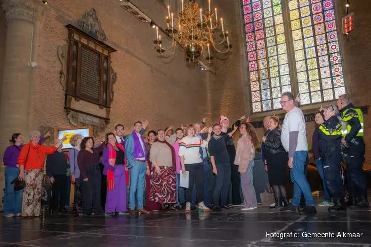 Paarse Vrijdag in Alkmaar: Regenbooggemeenschap vereeuwigd in het Grote Raam
