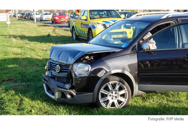 Twee personenauto's botsen op Hoeverweg (N512) bij Egmond aan den Hoef