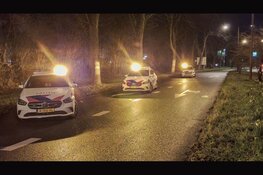 Auto knalt op lantaarnpaal in Alkmaar, bestuurder gewond