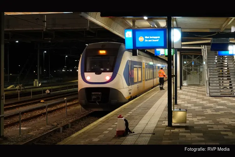 Persoon zwaargewond na aanrijding met trein op station van Alkmaar