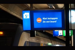 Persoon zwaargewond na aanrijding met trein op station van Alkmaar