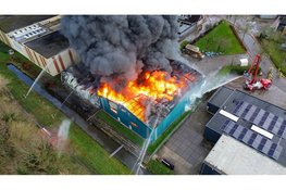 Grote rookwolken bij industriebrand in Noord-Scharwoude