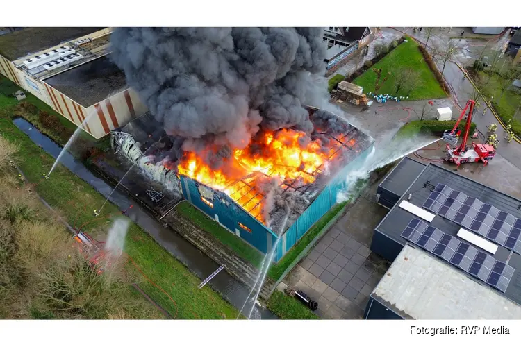 Grote rookwolken bij industriebrand in Noord-Scharwoude