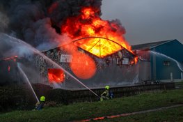 Grote rookwolken bij industriebrand in Noord-Scharwoude