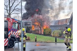 Grote rookwolken bij industriebrand in Noord-Scharwoude