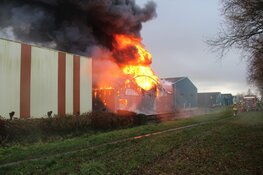 Grote rookwolken bij industriebrand in Noord-Scharwoude