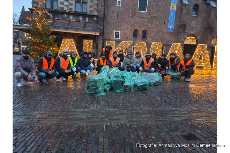 Ahmadiyya Moslim Gemeenschap Alkmaar ruimt vuurwerkafval op