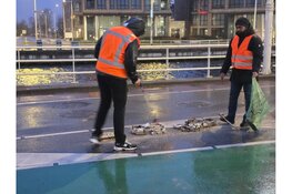 Ahmadiyya Moslim Gemeenschap Alkmaar ruimt vuurwerkafval op