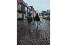 Ahmadiyya Moslim Gemeenschap Alkmaar ruimt vuurwerkafval op