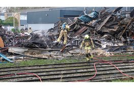 Ravage van verwoestende brand in Noord-Scharwoude bij daglicht goed zichtbaar