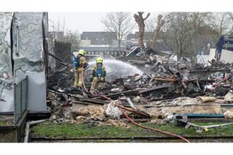 Ravage van verwoestende brand in Noord-Scharwoude bij daglicht goed zichtbaar