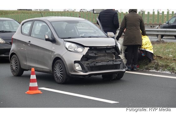 Schade na botsing tussen bestelbus en personenauto N242 bij Alkmaar