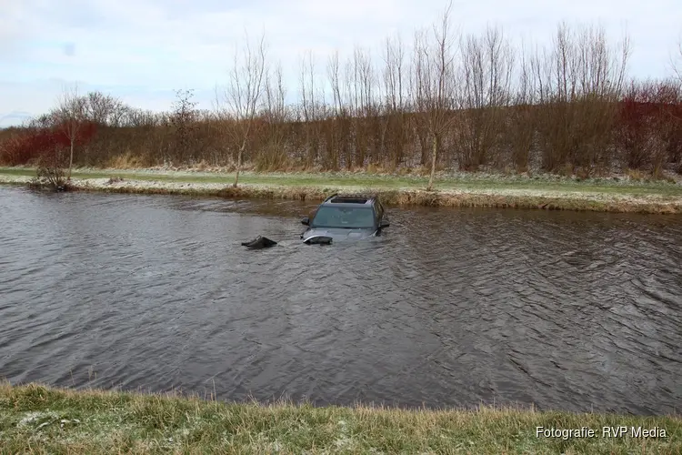 Automobilist belandt in het ijskoude water in Heiloo