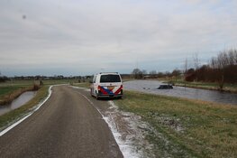 Automobilist belandt in het ijskoude water in Heiloo