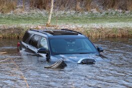 Automobilist belandt in het ijskoude water in Heiloo