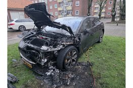 Elektrische auto beschadigd bij nachtelijke autobrand in Alkmaar