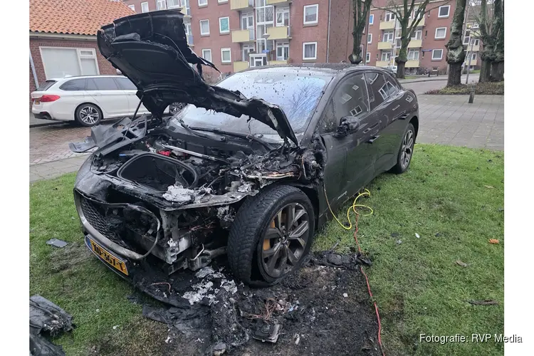 Elektrische auto beschadigd bij nachtelijke autobrand in Alkmaar