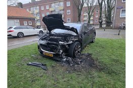 Elektrische auto beschadigd bij nachtelijke autobrand in Alkmaar