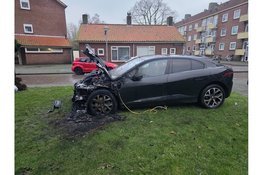 Elektrische auto beschadigd bij nachtelijke autobrand in Alkmaar