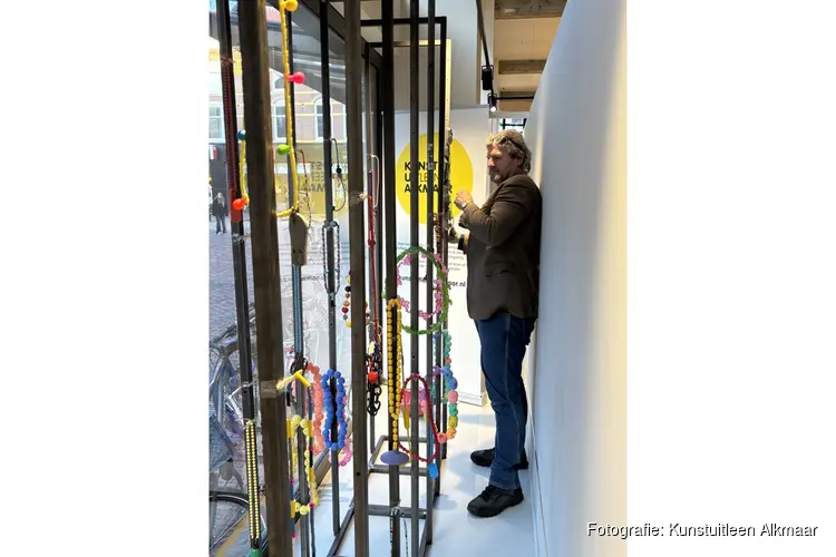 Nieuwe raamexpositie van Kunstuitleen Alkmaar bij Jumbo Monique: werk van Alkmaarse kunstenaar Ferry Jong