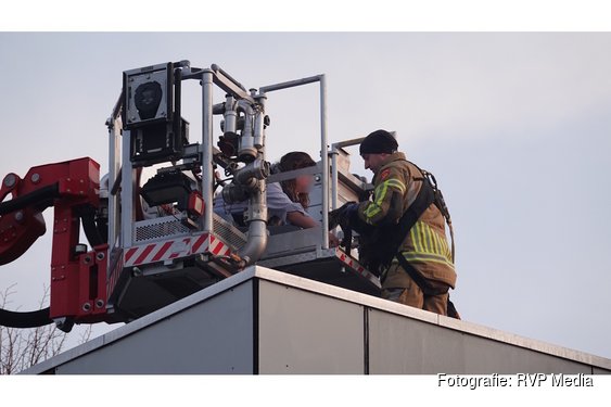 Kat na ruim 24 uur gered van dak in Alkmaar