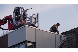 Kat na ruim 24 uur gered van dak in Alkmaar