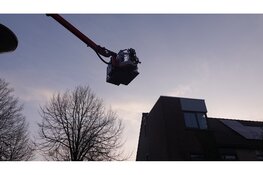 Kat na ruim 24 uur gered van dak in Alkmaar