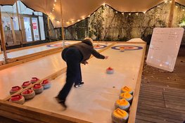 Party Curling blijkt verrassend fanatiek teamuitje