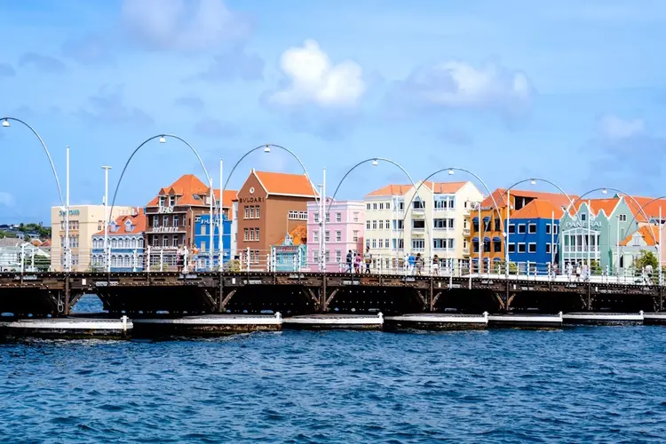Ik ben op zoek naar een stage op Curaçao, wie kan mij helpen?