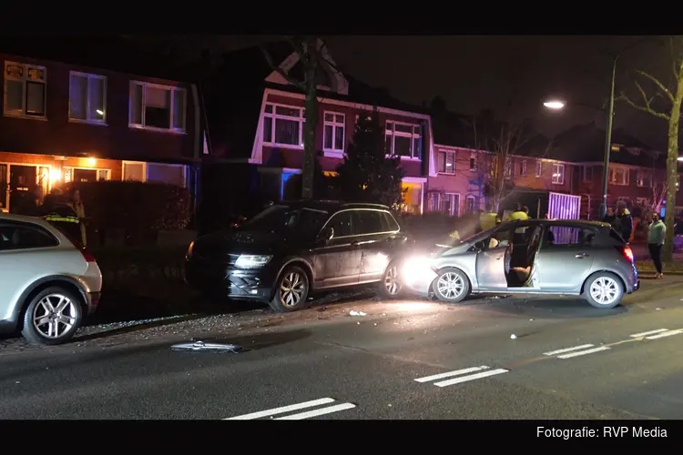 Automobilist ramt geparkeerde auto en wordt aangehouden