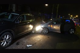 Automobilist ramt geparkeerde auto en wordt aangehouden
