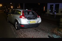 Automobilist ramt geparkeerde auto en wordt aangehouden