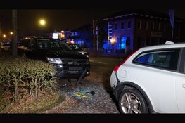 Automobilist ramt geparkeerde auto en wordt aangehouden