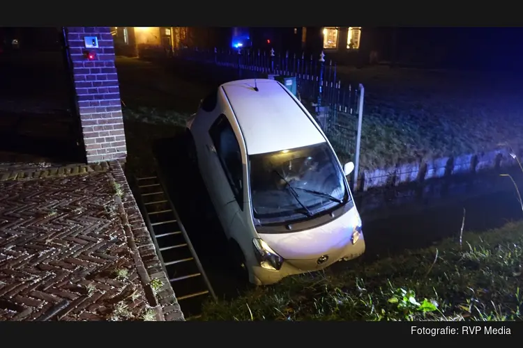 Automobiliste belandt in sloot tijdens uitrijden van oprit