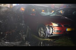 Auto's zwaar beschadigd na brand op parkeerplaats