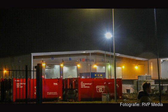 Brand bij afvalverwerker Sortiva in Alkmaar, brandweer schaalt op
