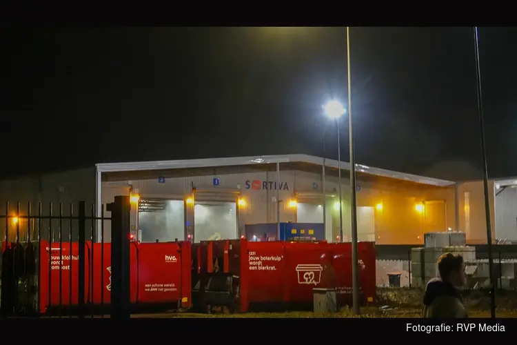 Brand bij afvalverwerker Sortiva in Alkmaar, brandweer schaalt op