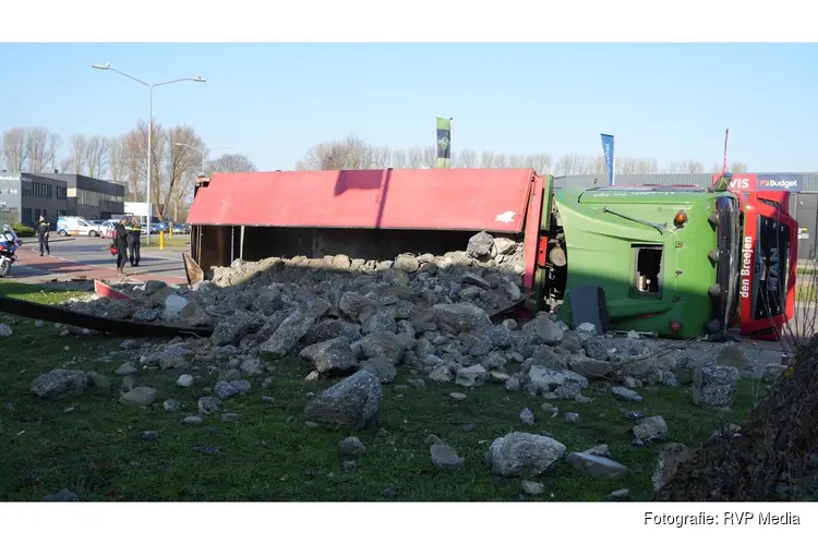 Vrachtwagen met puin gekanteld in Alkmaar