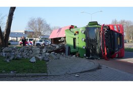 Vrachtwagen met puin gekanteld in Alkmaar