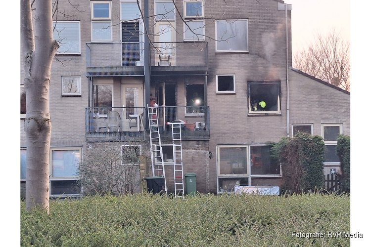 Persoon zwaargewond bij hevige woningbrand in Alkmaar