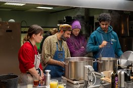 Karavaan Festival presenteert een immersieve cullinaire theaterervaring in de Grote Kerk