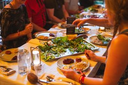 Karavaan Festival presenteert een immersieve cullinaire theaterervaring in de Grote Kerk