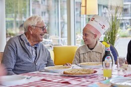 Zes basisscholen in gemeente Alkmaar bakken pannenkoeken voor ouderen