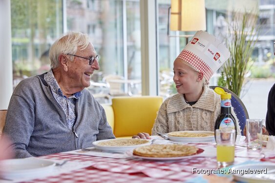 Zes basisscholen in gemeente Alkmaar bakken pannenkoeken voor ouderen